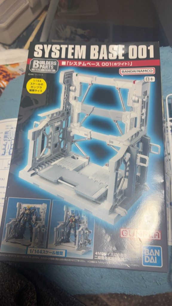 作品名：ベース制作、<p>ベース買ったので作ってみました、意外と大きかった。ガンベ限定のハンガーと並べてもやはり大きい、</p>
