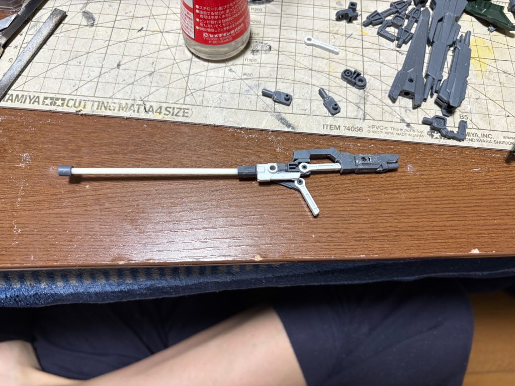 フェダーインライフル。ボルアム、バトアム、パワアム、バインダーガンをベースに作製。銃身部分はタミヤの3mm棒と30mmのジョイントを使用。