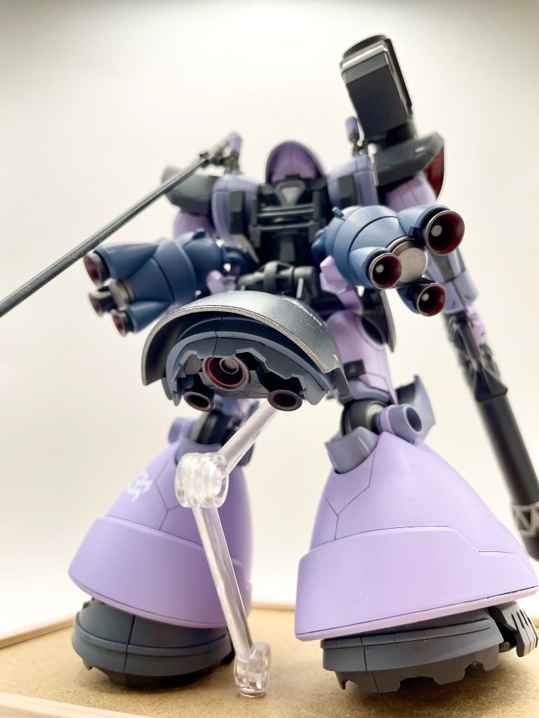 大きく変更したのは、特徴的な3本脚を廃止して、ブースターとしました。この機体のアイデンティティなんでしょうけど…無印のリックドムのようにしたいなぁと思って…。