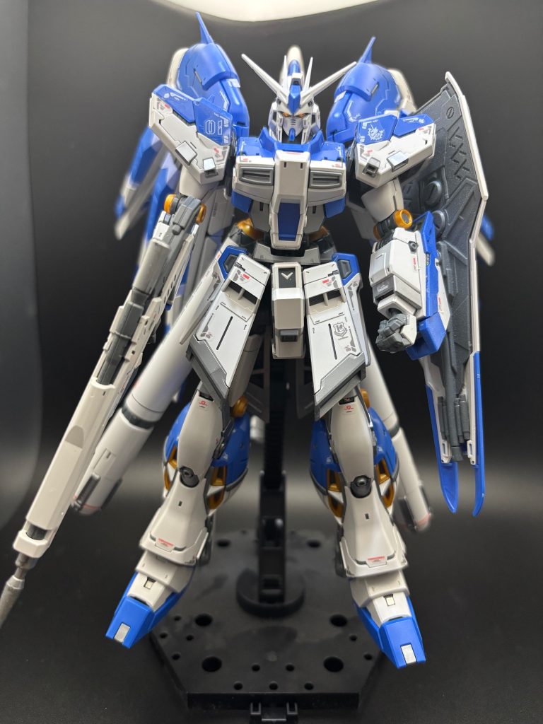 正面です。これ、ただ素組みして墨入れしただけです🤭墨入れはシャープペンシルタイプのものを使いました。それだけでこの情報量。「もう塗装いらんな。」と思いそのままにしてます。2年くらい前にたまたまお店で売られてるのを見かけて購入しました。当初RGというものがどんなものなのか知らずに組んでいました。昔MGを組んでいたので、「あれ（MG）がさらに小さくこんなに細かくなったんだなぁ。ディテールすごいなぁ、ガンプラめっちゃ進化したんだなぁ。」とただただ感心しながら組みました。今考えたらRGってランナー数半端ないし、組み上げるのにも時間かかるから、ちょっと気合い入れないと作れないものですよね。知識がなかったとはいえ、よくもまぁこれを復帰作に選んだなと思います(gundam-kao2)