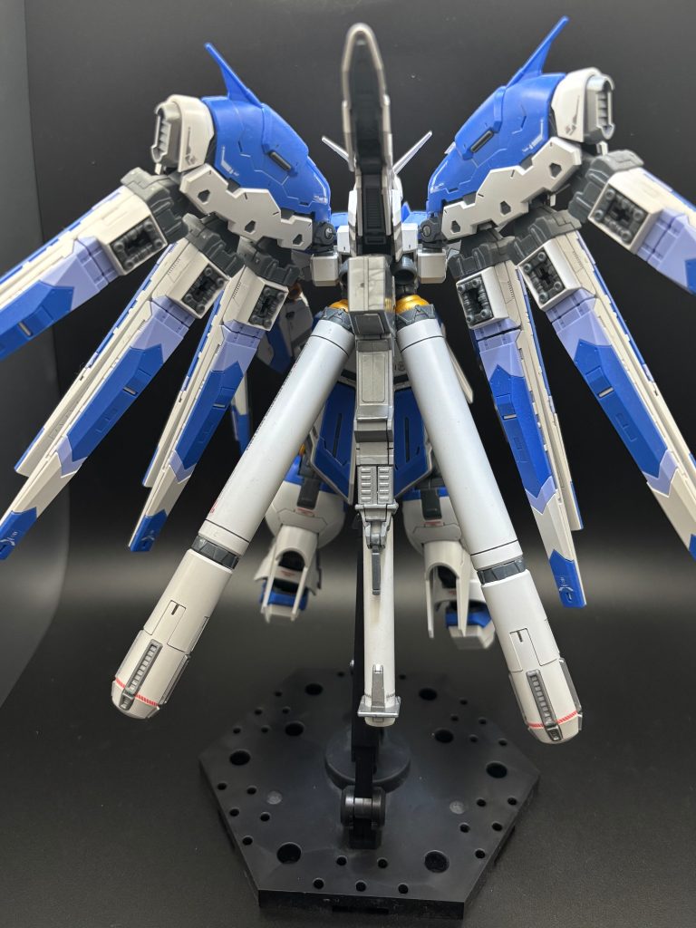 背面です。フィンファンネルがウイングみたいになってるのがカッコいいですよね(zaku-kao2)バズーカがバックパックに取り付けられます。ぱっと見、３本目のプロペラントタンクに見えてしまいましたが、デザインとして整っていて素晴らしいと思いました✨あと地味にすごいなと思ったのが、プロペラントタンクの筒の部分です。いわゆる「モナカ構造」ではなく一体成形（筒状の1パーツ）になっているので、厄介な「合わせ目」が最初から存在しないのには本当に感動しました✨&nbsp;