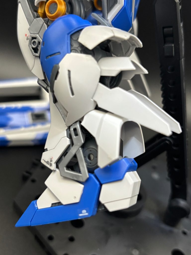 さらにさらにさらに‼️ハッチがオープンするんですよこの脚部(zaku-kao6)（え？これPG UNLEA…）このバーニアハッチ展開ギミックはまさにロマン機構ですよね(zaku-kao2)バンダイさんのこだわりがビシビシ伝わってきました。