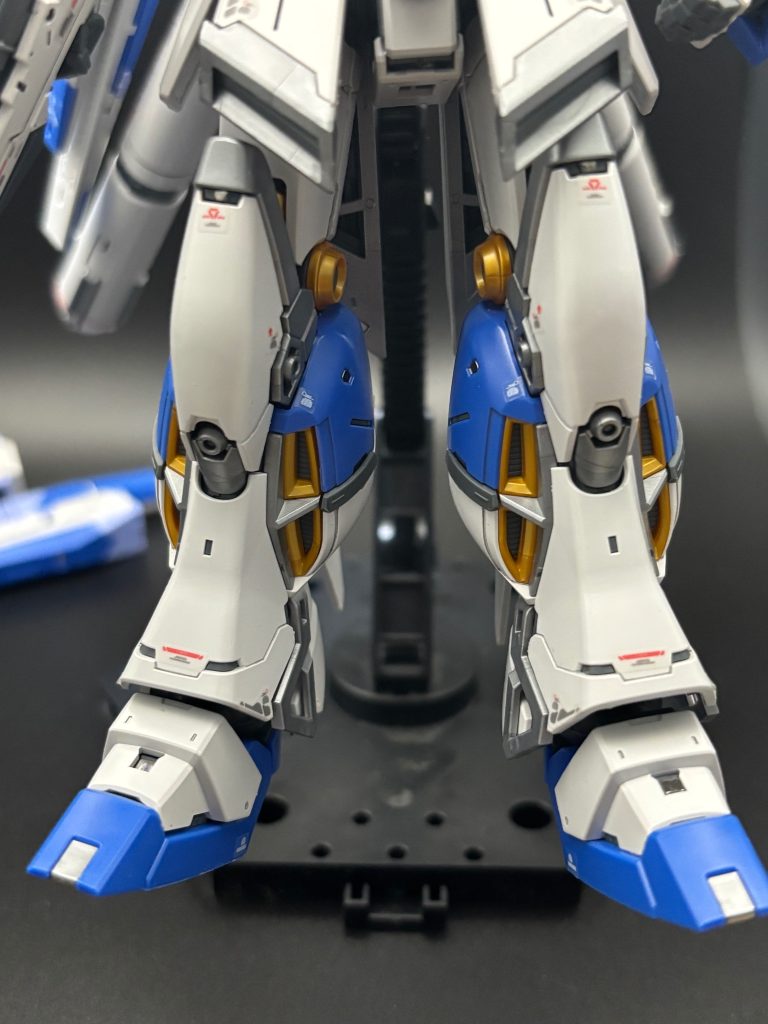 お気に入りはこの「脚部」です。全体のフォルムはもちろんカラーリングが最高にカッコいいと思いました(zaku-kao2)白を基調として、鮮やかなブルー。そこに差し色のゴールド、そしてシルバーのフレーム。この絶妙な配色によって全体が引き締まって見えますね❗️クオリティ高すぎです✨&nbsp;