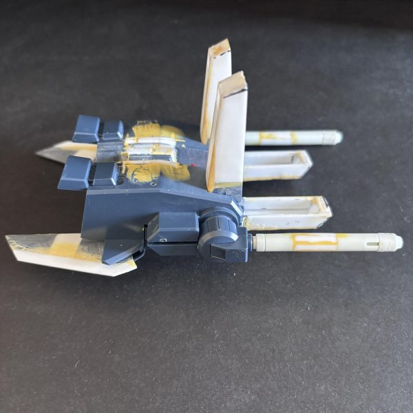 MGフルアーマーZZ verカトキにHGUC ZZを寄せて行こうの第11週（〜5/10）です。①気になっていた肩アーマーの幅厚みを見直しました。（テーパーつけて薄くしてます）サーベルも延長。②両腕の翼はまずは延ばしてます。幅も前縁側にフラップみたいのつけたいですね。③バックパックのピッチ広げたので取り付け部を少し整理しています。④ミサイルポッドはもちろん開閉します⑤腰のリアアーマーはプラ板で自作しました。なんか薄っぺらい笑⑥フロントアーマーは取り付け部をスペーサー入れて前と上に1mmづつ動かして、プラ板で全体的に大きくしました。だいぶ疲れて来ましたが仮組するとモチベが戻って来ます💪🤩だんだん自立が怪しくなって来ました笑。触ると色んなどこが成り立たなくなるので残作業はまだまだ出そう。そういえばコレ今時点で変形できるのだろうか🤣？まだまだ続きます👍（5枚目）