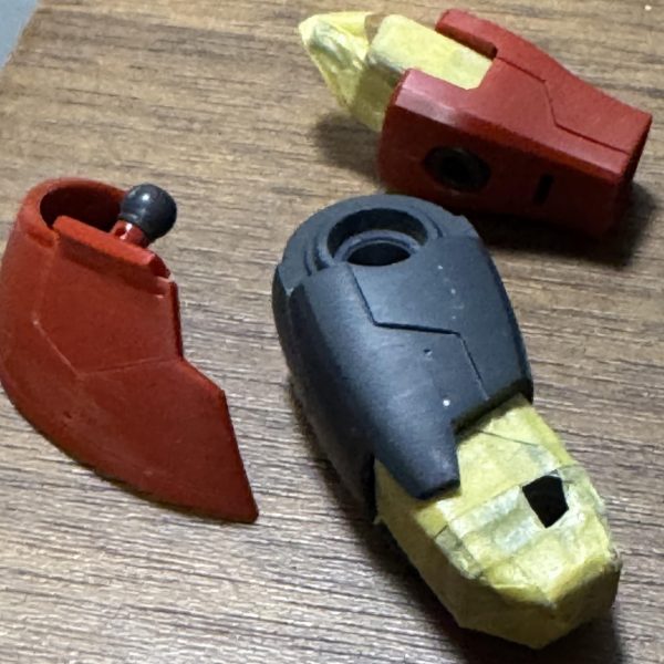 やっと💦オルテガ機の仕上げももう少し💦ゲルググも触りながらなので時間がかかりました。ゲルググは何年前のプラモなのだろう…モールドがほとんど無くて完全アニメ仕様なのですね。苦手なスジボリ、後ハメに苦戦してます😅先輩方は、これにスタイル改修までされている…（3枚目）
