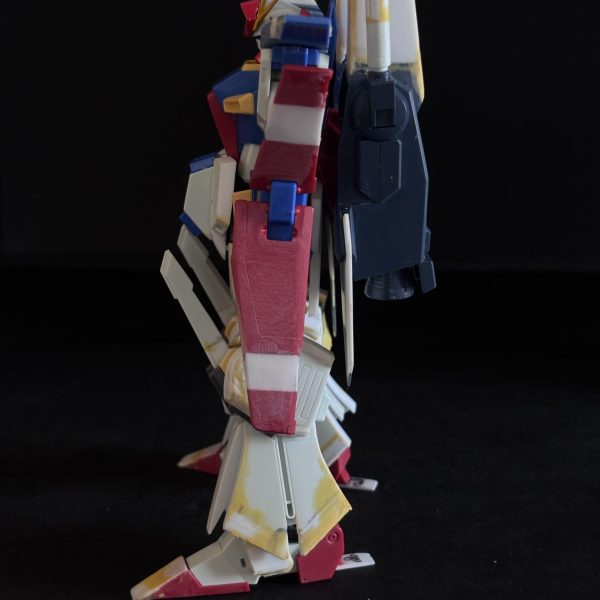MGフルアーマーZZ verカトキにHGUC ZZを寄せて行こうの第11週（〜5/10）です。①気になっていた肩アーマーの幅厚みを見直しました。（テーパーつけて薄くしてます）サーベルも延長。②両腕の翼はまずは延ばしてます。幅も前縁側にフラップみたいのつけたいですね。③バックパックのピッチ広げたので取り付け部を少し整理しています。④ミサイルポッドはもちろん開閉します⑤腰のリアアーマーはプラ板で自作しました。なんか薄っぺらい笑⑥フロントアーマーは取り付け部をスペーサー入れて前と上に1mmづつ動かして、プラ板で全体的に大きくしました。だいぶ疲れて来ましたが仮組するとモチベが戻って来ます💪🤩だんだん自立が怪しくなって来ました笑。触ると色んなどこが成り立たなくなるので残作業はまだまだ出そう。そういえばコレ今時点で変形できるのだろうか🤣？まだまだ続きます👍（3枚目）