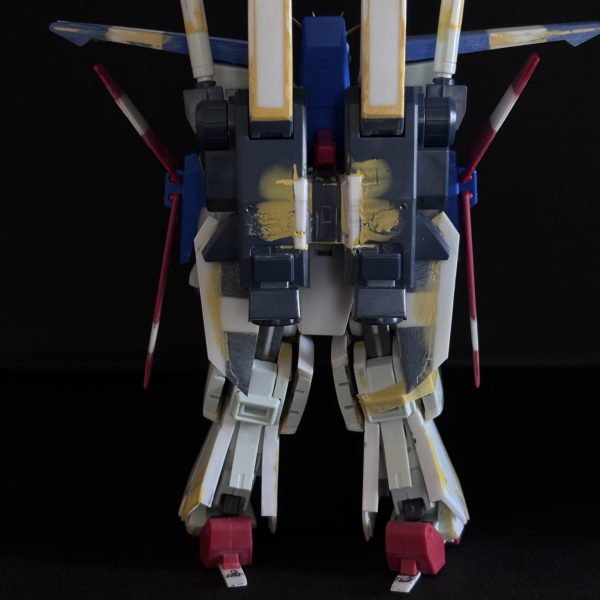 MGフルアーマーZZ verカトキにHGUC ZZを寄せて行こうの第11週（〜5/10）です。①気になっていた肩アーマーの幅厚みを見直しました。（テーパーつけて薄くしてます）サーベルも延長。②両腕の翼はまずは延ばしてます。幅も前縁側にフラップみたいのつけたいですね。③バックパックのピッチ広げたので取り付け部を少し整理しています。④ミサイルポッドはもちろん開閉します⑤腰のリアアーマーはプラ板で自作しました。なんか薄っぺらい笑⑥フロントアーマーは取り付け部をスペーサー入れて前と上に1mmづつ動かして、プラ板で全体的に大きくしました。だいぶ疲れて来ましたが仮組するとモチベが戻って来ます💪🤩だんだん自立が怪しくなって来ました笑。触ると色んなどこが成り立たなくなるので残作業はまだまだ出そう。そういえばコレ今時点で変形できるのだろうか🤣？まだまだ続きます👍（4枚目）