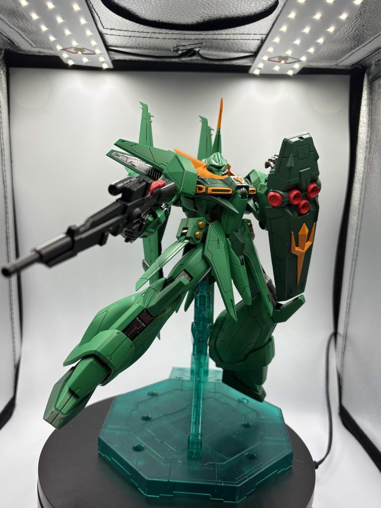 後本キットは変形機なんですがかなり構造が単純な分ガッチリしておりパーツポロリとかがほとんどなくかつ保持力も強いのでビームライフルが下がってくるなんてことがないのもいいですね