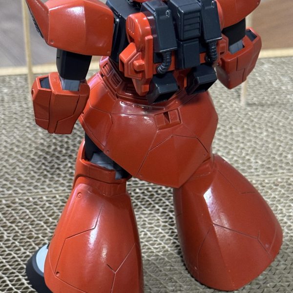 基本塗装を終えて…この後スミ入れ、デカール、トップコートなのですが…ゲルググってこんなに難しいキットなんですね…気持ちがバッキバキに折れました💦プラモデルって難しいな😭（2枚目）