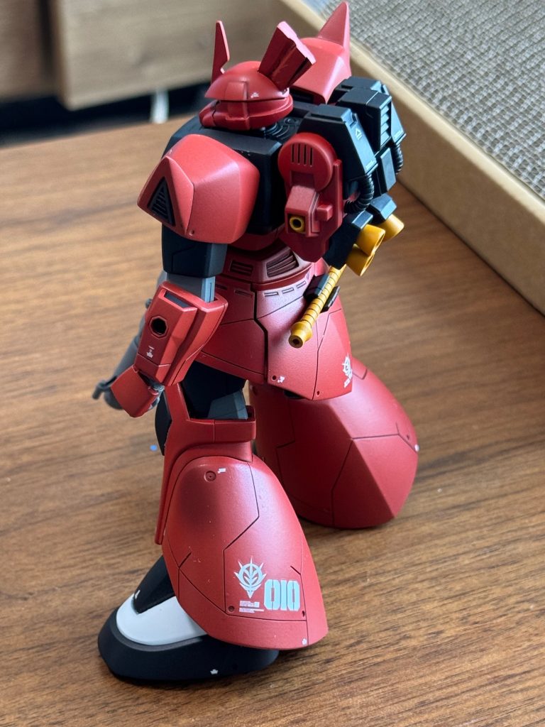 私にはとても難しく心がポッキリ折れました…PBでガトーゲルググを注文しているのでリベンジはしようと思っています💦合わせ目消し、スジボリをしてトサカ（無くしてしまった…）、肩のダクトを自作、バックパックのバーニアを交換、手をザクの物に変更。カラーは全て水性ホビーカラーを調合して塗装しました。これでやっとザクを作れる😅次回は砂ザクからのマインレイヤーをミキシングをしてみようと思ってます。今回もご観覧ありがとうございます。