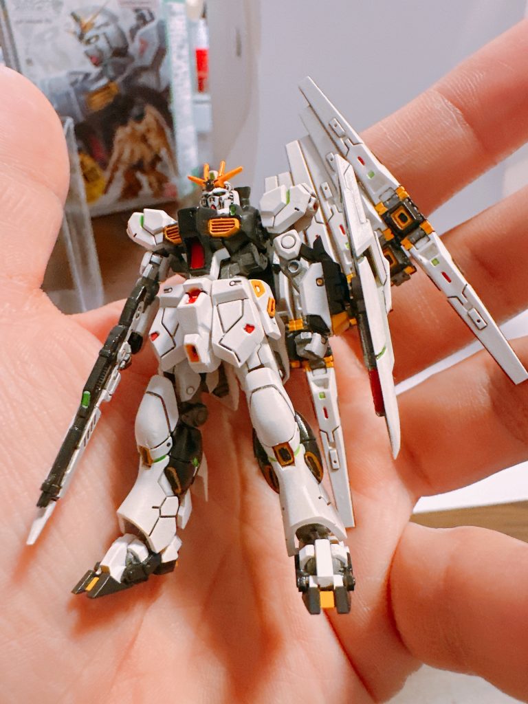 手のひらにファンネル込みのガンプラのνガンダム‥アーティファクトとても嬉しいシリーズです☺️