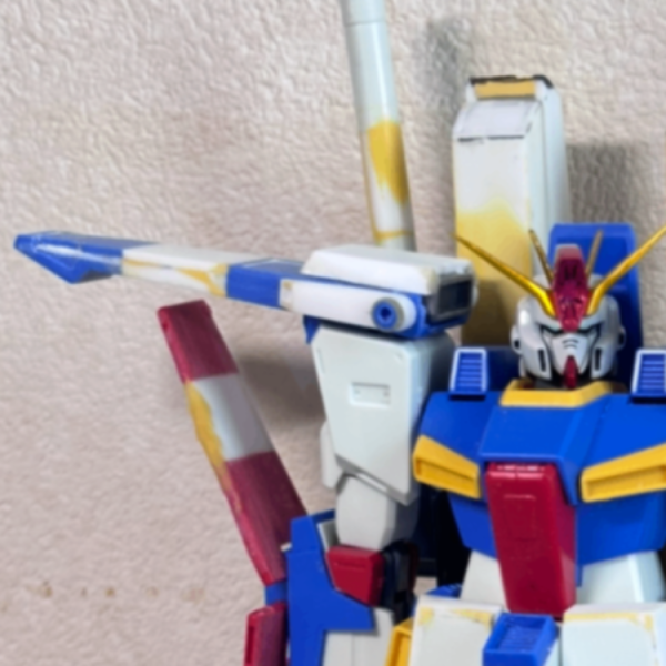 MGフルアーマーZZ verカトキにHGUC ZZを寄せて行こうの第12週(〜5/17)です。毎日ちょこちょこいじってますがもう3ヶ月です。盆前にはなんとか完成させたい🤣①肩のディテール追加しました。プラ板切った貼ったしてます。塗装後接着にいい思い出が全くないのでインローつけて位置決めするようにしました。手間だけどずるっとずれて塗装面汚すこと考えるとこっちの方がいいかな。肩アーマー上面のダクトは筋彫り(寄って写真は撮れない🤣)左右は市販品埋め込みました。この辺は諦めて接着。マクスキング頑張ります。前後のディテールは角棒からの削り出しです。丸い部分はランナー使いました。角棒に穴開けて位置決めと兼用。パテもって段付きにしてます。②③は仮組の様子。まんまとバックパックと肩アーマーの追加ディテールが干渉して腕があがりません😇。ではまた来週🫡(1枚目)