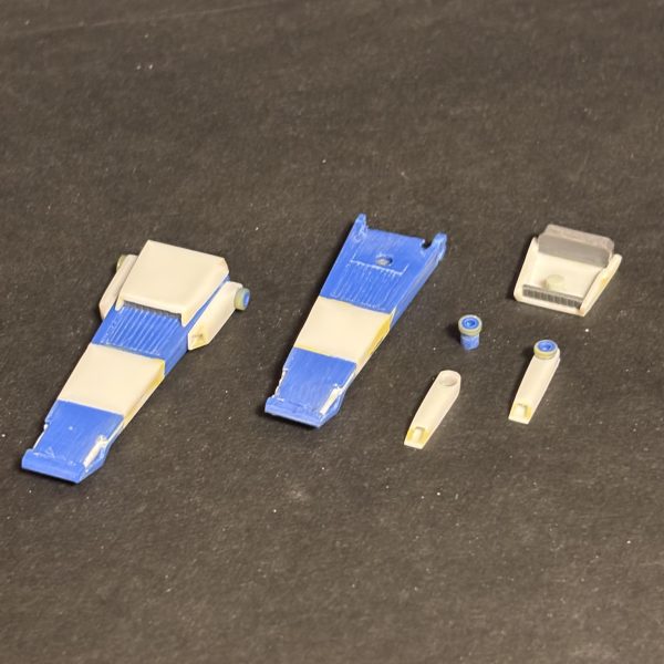 MGフルアーマーZZ verカトキにHGUC ZZを寄せて行こうの第12週(〜5/17)です。毎日ちょこちょこいじってますがもう3ヶ月です。盆前にはなんとか完成させたい🤣①肩のディテール追加しました。プラ板切った貼ったしてます。塗装後接着にいい思い出が全くないのでインローつけて位置決めするようにしました。手間だけどずるっとずれて塗装面汚すこと考えるとこっちの方がいいかな。肩アーマー上面のダクトは筋彫り(寄って写真は撮れない🤣)左右は市販品埋め込みました。この辺は諦めて接着。マクスキング頑張ります。前後のディテールは角棒からの削り出しです。丸い部分はランナー使いました。角棒に穴開けて位置決めと兼用。パテもって段付きにしてます。②③は仮組の様子。まんまとバックパックと肩アーマーの追加ディテールが干渉して腕があがりません😇。ではまた来週🫡(2枚目)