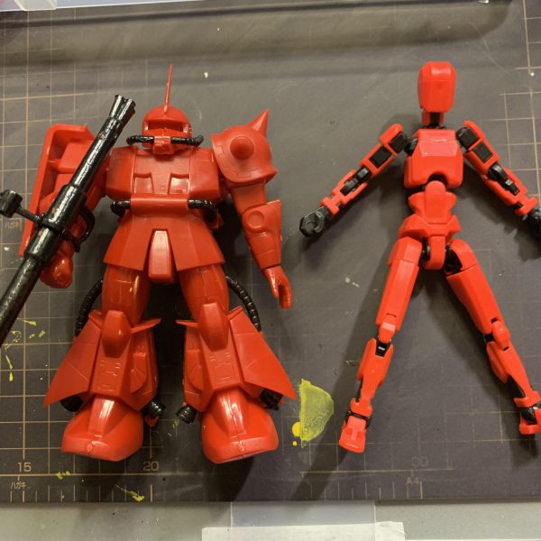 ヤフオクでお手つきキットの旧キットジョニザクを購入したので作っていこうと思います！説明書が無かったけどネットで見ながら仮組みしました！（黒い部分はすでに塗ってあったトコ）ポーズとれるくらいにはなった…（2枚目）