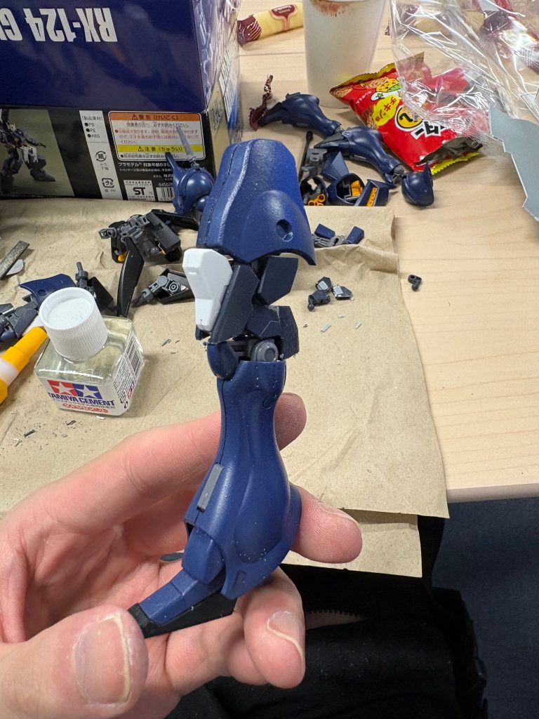 今回も膝を延長しています。ボールデンアームアームズのジョイントを核に、ユーラヴェンの足を外装として使用しています。