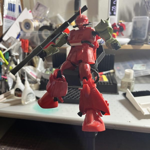 ヤフオクでお手つきキットの旧キットジョニザクを購入したので作っていこうと思います！説明書が無かったけどネットで見ながら仮組みしました！（黒い部分はすでに塗ってあったトコ）ポーズとれるくらいにはなった…（3枚目）