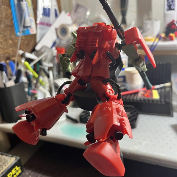 ヤフオクでお手つきキットの旧キットジョニザクを購入したので作っていこうと思います！説明書が無かったけどネットで見ながら仮組みしました！（黒い部分はすでに塗ってあったトコ）ポーズとれるくらいにはなった…（4枚目）