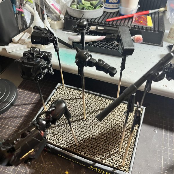 ヤフオクでお手つきキットの旧キットジョニザクを購入したので作っていこうと思います！説明書が無かったけどネットで見ながら仮組みしました！（黒い部分はすでに塗ってあったトコ）ポーズとれるくらいにはなった…（5枚目）
