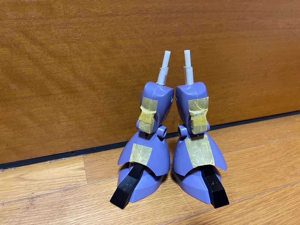　脚部側。太もも上部の軸をボディ側の受けに差して固定します