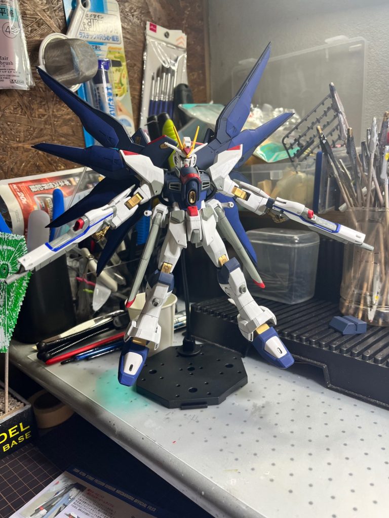 ポージングしてたら腕のゴールドプラパーツがポロっと折れた…