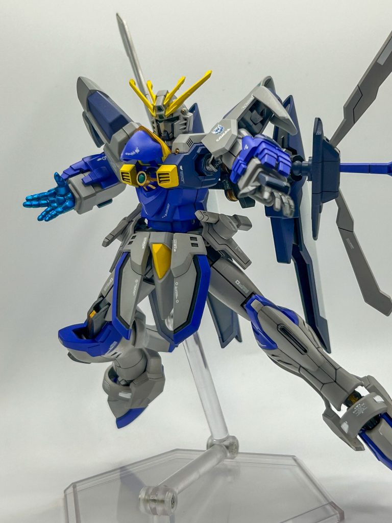 ブレードアンテナはパテで型取り、形を整えて接着。ゴッドフィンガーは機体の色に合わせてメタリックブルーで塗装しました。また、炎は高音になると青くなるので青も良いかなぁと、、、簡単にミキシング出来るかと思っていましたが、接続などが結構違うので関節を移植したりが少し大変でした💦