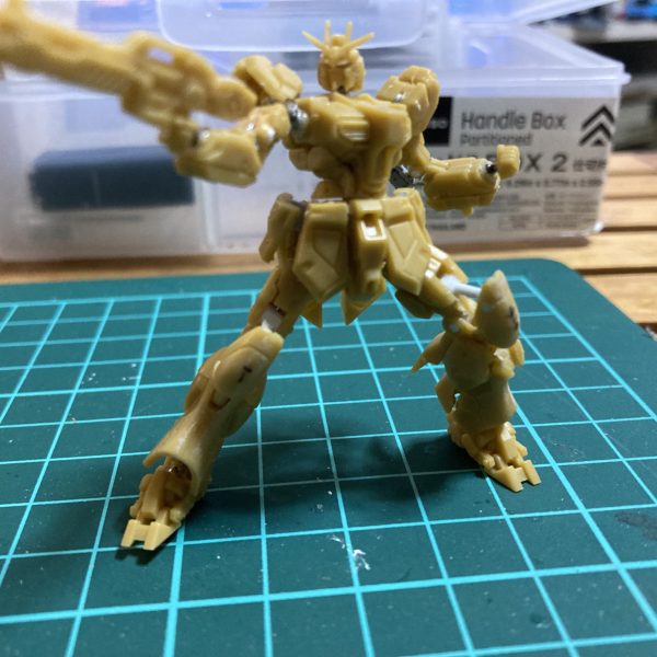 ガンダムアーティファクトνガンダムの可動化に挑戦中です。これでもかと言わんばかりにステンレス線とホッチキスの芯が大活躍しました。左腕は磁石の力で肘当てがすっぽ抜けないようになっています。（2枚目）