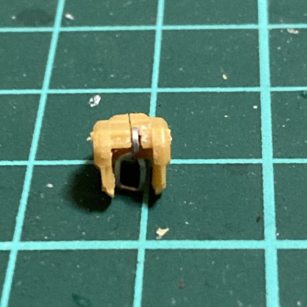 ガンダムアーティファクトνガンダムの可動化に挑戦中です。これでもかと言わんばかりにステンレス線とホッチキスの芯が大活躍しました。左腕は磁石の力で肘当てがすっぽ抜けないようになっています。（7枚目）
