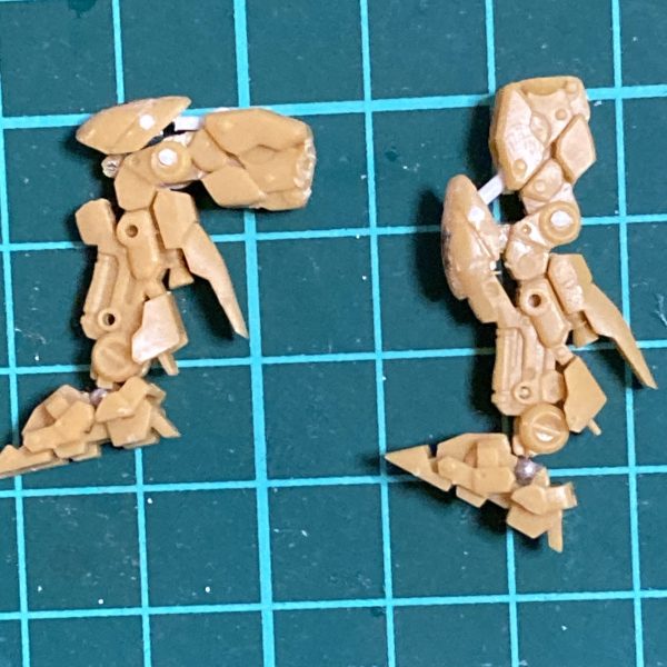ガンダムアーティファクトνガンダムの可動化に挑戦中です。これでもかと言わんばかりにステンレス線とホッチキスの芯が大活躍しました。左腕は磁石の力で肘当てがすっぽ抜けないようになっています。（4枚目）