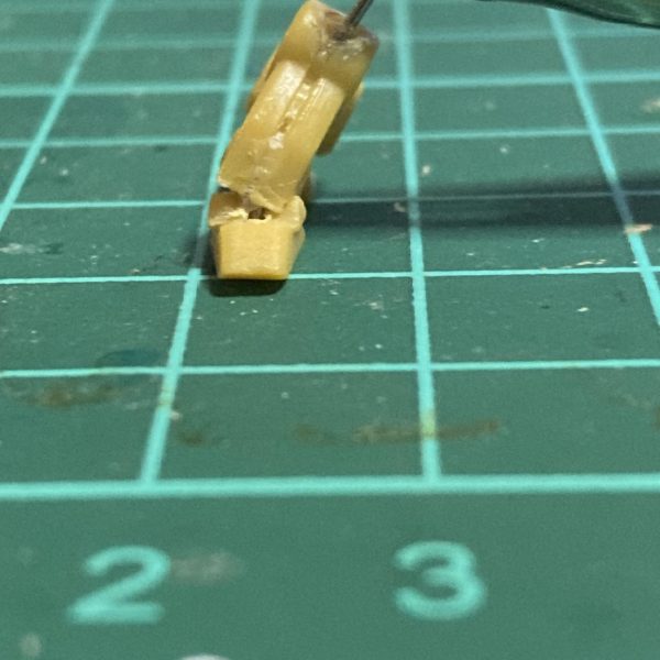 ガンダムアーティファクトのZガンダムの可動化に挑戦中です。（6枚目）