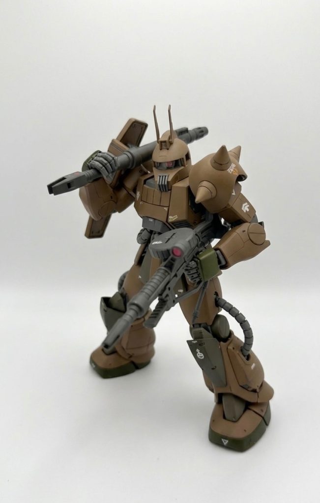 一年戦争中期から後期になると連邦軍のMSが戦線に投入され、対MS戦闘へと移行していきます。ボブ中尉はヘルメット左側のツノが折れていることや左半身のノーマルスーツに傷が見られることから連邦軍MSとの戦闘で乗機が破壊されたか大きなダメージを受けたのかと想像しました。&nbsp;