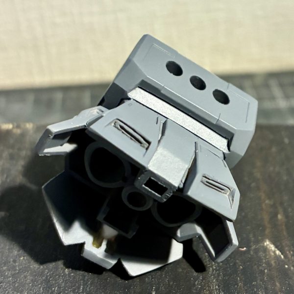 今回は胴体の製作です胸周りは筋彫りの彫り直しを行い肩の上部を埋めました。腰はフロントアーマーのディテール追加サイドはスラスターの彫り直し（これがめちゃくちゃ大変だった）をしました。&nbsp;（4枚目）