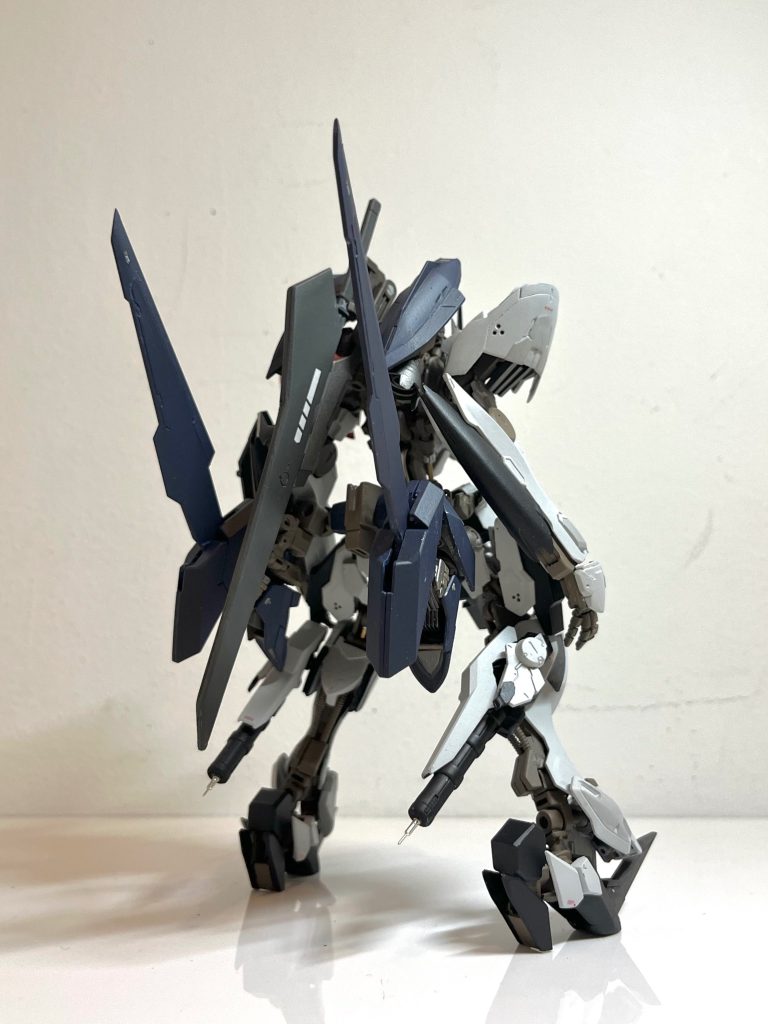 フロント/リア機体に名付けたレガトゥスは、ラテン語で「使者・使節、軍隊の副官・司令官」の意味生存ifの三日月が、家族や団員のいる大切な居場所を守るための機体…という設定。