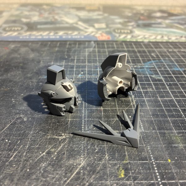 製作開始します今回は顔から製作します。分割方法を変更して横のダクトの内部をメッシュに変更しました。（2枚目）
