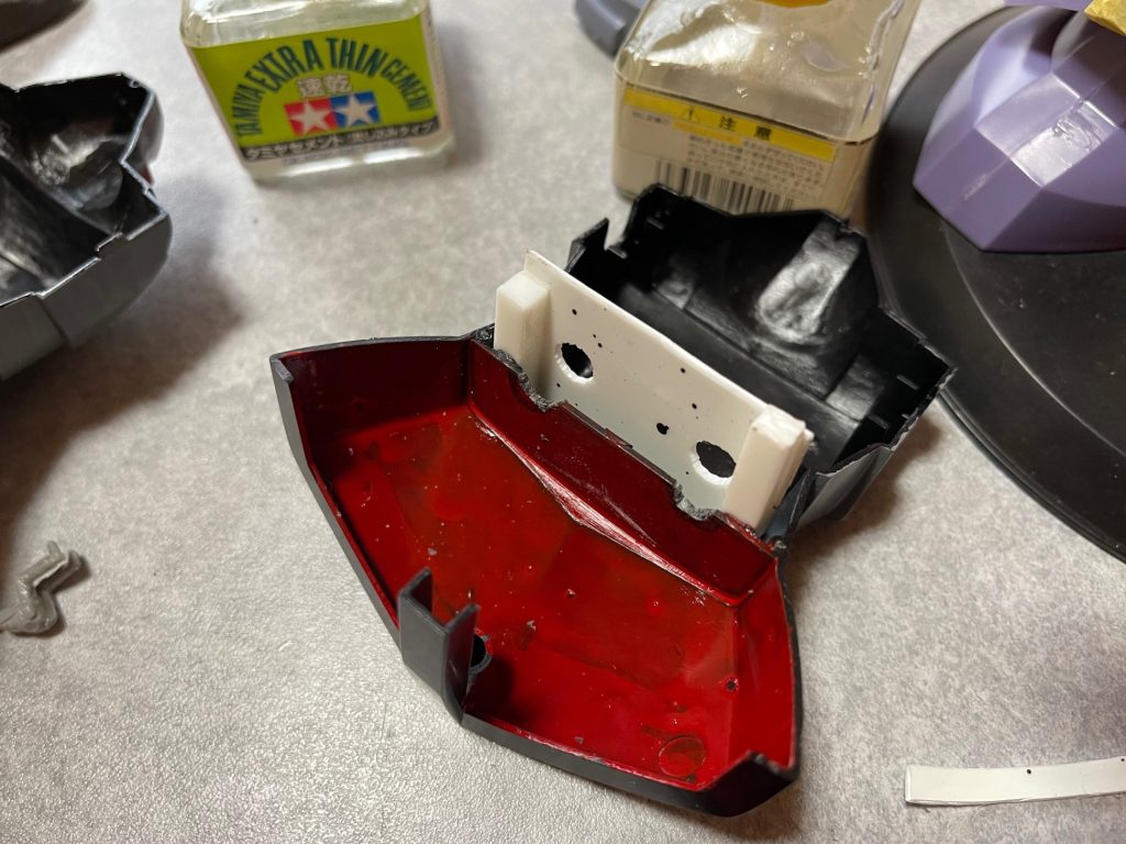 ボディ内に脚部の受けを取り付けておきます