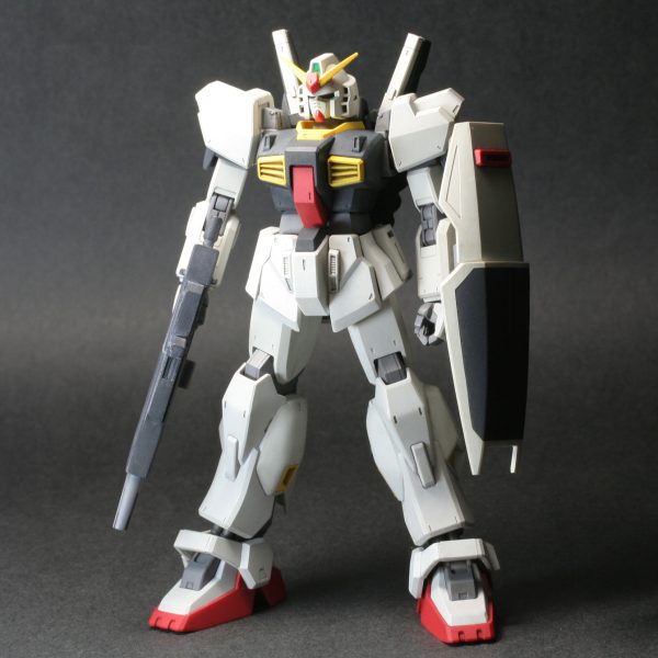 撮影の照明も制作途中になるような気がしないでもないのでここで。新しくmk2のページは画像を一部差し換えてあります。リポストもいやらしい気もしないでもないので、ここでお知らせしておきます。HGUCのmk2は新しい照明で撮影したんですけど、前と比べて1/2ほどシャッタースピード早くなりました。がしかしそれでもシビアにいこうとすると未だ遅い。被写体深度もうヒトコエ欲しいけどブレる。あとは工夫が足りないのもありそうです。今回色味の方はスマホに合わせると、pcだと赤が茶色になりそうだし、pcに合わせるとどぎつい赤になりそうで結局どっちか寄りの色調補正かけませんでした。残念ながらこれが裏目に出て、本体ホワイトの薄い混色の彩度をスマホ端末では拾うことになってしまいました。画像のmg初代mk2で照明1個でそう悪くない。といっても端末付属カメラなので光の自動調整もあるかとは思います。作品ページのコメントでも触れたんですけどmg初代が自分としては一番かっこいい。問題は今と比べるとどうしても可動範囲が狭いのと足の甲が立ちすぎくらい。いろいろ紛失してるんで、新たに積みプラになったジムに入ってるver.2.0の部品が流用できればいつか何とかしたいところ。(完品を中古やで見つけたところでよっぽど良心的か訳アリじゃないと「高ぇ」です)オマケにポケ戦ジム旧キット。これではじめてポリキャップボールジョイントに遭遇して凄く感動しました。&nbsp;（4枚目）