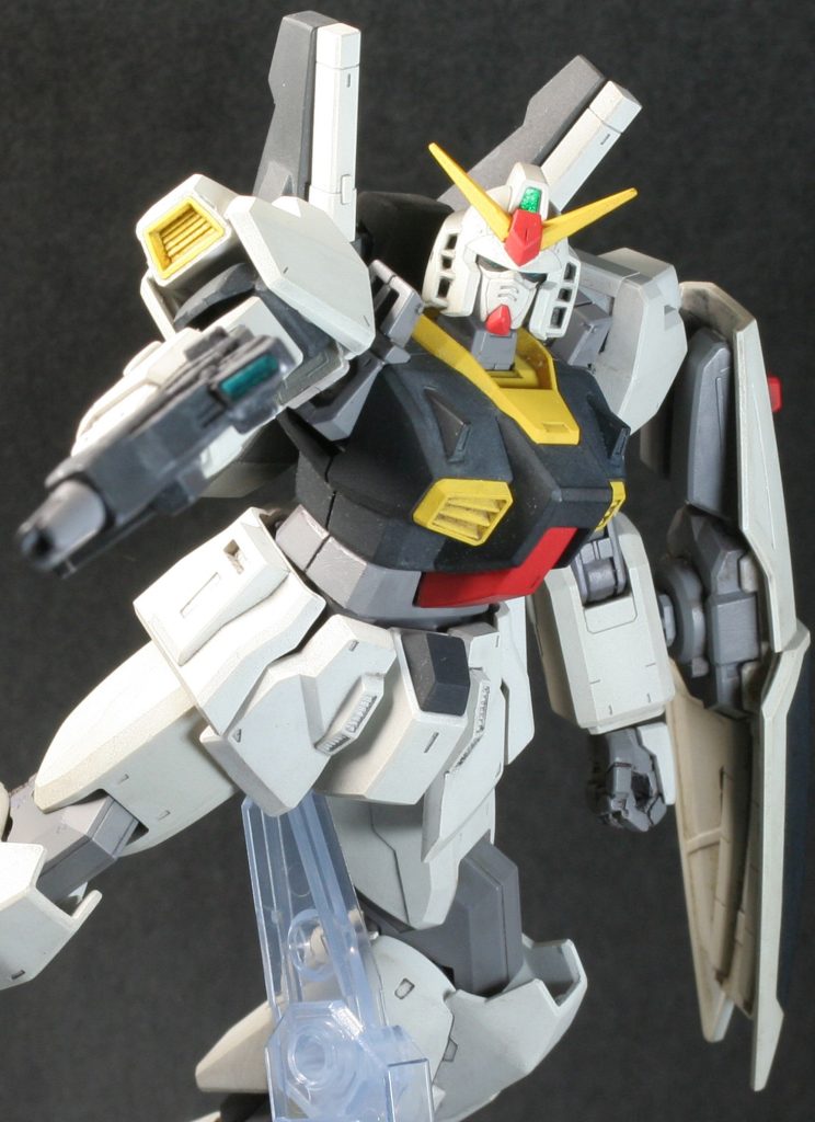 指の方はプラ板代わりのランナータグをキットの薄いグレーを使ってしまい、柔らかいので難儀しました。ただまあ形としては悪くない出来だと自分では思っています。複眼のカメラアイが思った以上にひさしが深くて反射が利きませんでした。ほかの方々の制作記をもっと見ていればと組み上げた後にようやく気が付きました。