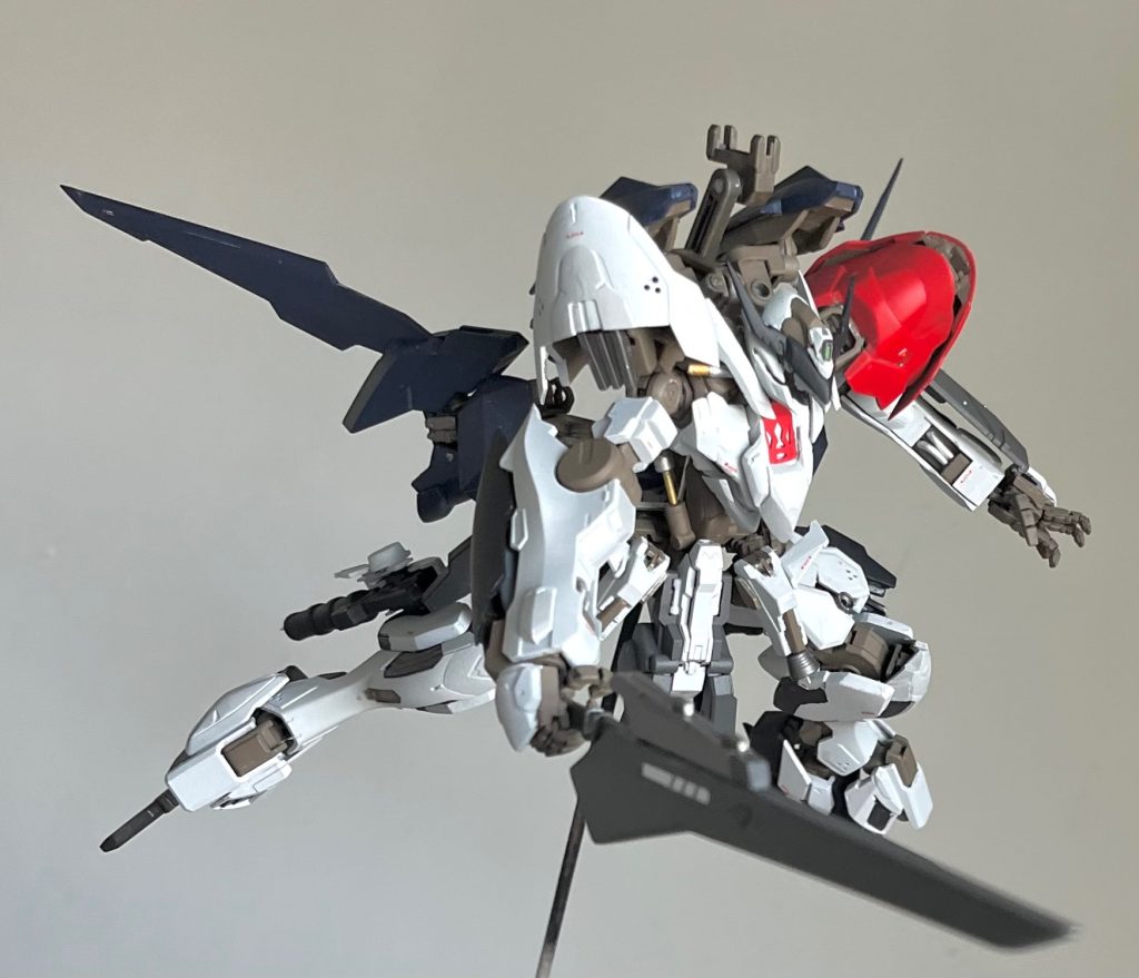 ルプスレクスの特徴的な武装は全てオミット。第1形態やルプスに、端白星を足したような構成にして印象を変えました。本体はホワイト、バックパックは深めのネイビーをメインカラーに。全体のアクセントとして、決闘マントから連想したレッドショルダー仕様としました。