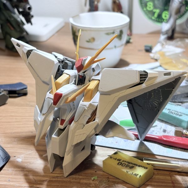 上半身の超細かいディティールを追加しました。筋彫りに細かい謎のディティールを垂直に刻んでいます。ところどころ。フロントスカートはプラ板で厚みを加えて、下部は普通にディティールアップ。上記の細かいディティールはこっちのがわかりやすいかも。面出しに苦戦してます。次回の更新は1週間以上は開くと思います。是非ごゆっくりご覧いただければと思います。（3枚目）