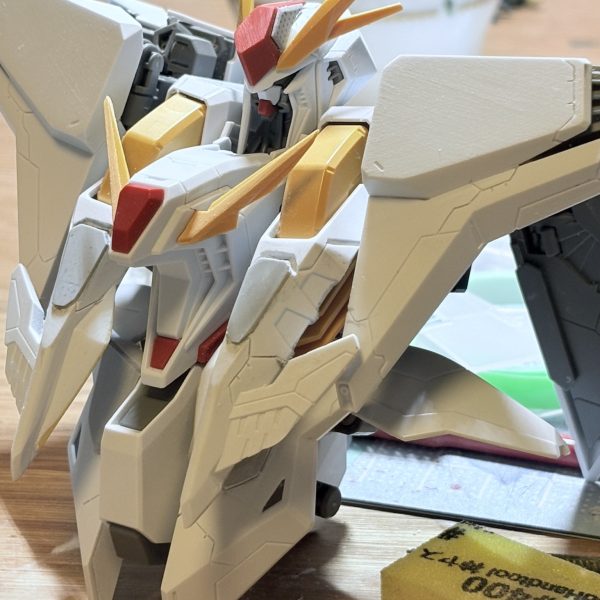 上半身の超細かいディティールを追加しました。筋彫りに細かい謎のディティールを垂直に刻んでいます。ところどころ。フロントスカートはプラ板で厚みを加えて、下部は普通にディティールアップ。上記の細かいディティールはこっちのがわかりやすいかも。面出しに苦戦してます。次回の更新は1週間以上は開くと思います。是非ごゆっくりご覧いただければと思います。（2枚目）