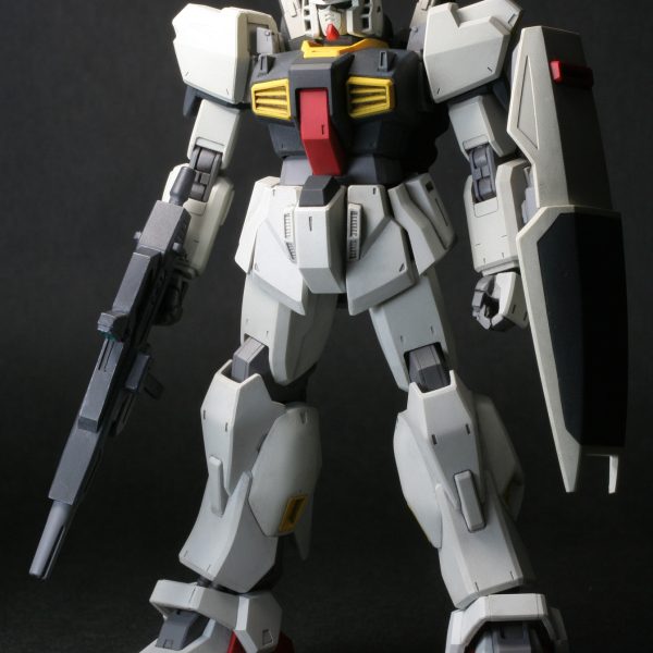 撮影の照明も制作途中になるような気がしないでもないのでここで。新しくmk2のページは画像を一部差し換えてあります。リポストもいやらしい気もしないでもないので、ここでお知らせしておきます。HGUCのmk2は新しい照明で撮影したんですけど、前と比べて1/2ほどシャッタースピード早くなりました。がしかしそれでもシビアにいこうとすると未だ遅い。被写体深度もうヒトコエ欲しいけどブレる。あとは工夫が足りないのもありそうです。今回色味の方はスマホに合わせると、pcだと赤が茶色になりそうだし、pcに合わせるとどぎつい赤になりそうで結局どっちか寄りの色調補正かけませんでした。残念ながらこれが裏目に出て、本体ホワイトの薄い混色の彩度をスマホ端末では拾うことになってしまいました。画像のmg初代mk2で照明1個でそう悪くない。といっても端末付属カメラなので光の自動調整もあるかとは思います。作品ページのコメントでも触れたんですけどmg初代が自分としては一番かっこいい。問題は今と比べるとどうしても可動範囲が狭いのと足の甲が立ちすぎくらい。いろいろ紛失してるんで、新たに積みプラになったジムに入ってるver.2.0の部品が流用できればいつか何とかしたいところ。(完品を中古やで見つけたところでよっぽど良心的か訳アリじゃないと「高ぇ」です)オマケにポケ戦ジム旧キット。これではじめてポリキャップボールジョイントに遭遇して凄く感動しました。&nbsp;（6枚目）