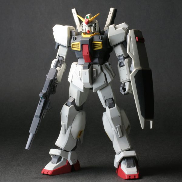 撮影の照明も制作途中になるような気がしないでもないのでここで。新しくmk2のページは画像を一部差し換えてあります。リポストもいやらしい気もしないでもないので、ここでお知らせしておきます。HGUCのmk2は新しい照明で撮影したんですけど、前と比べて1/2ほどシャッタースピード早くなりました。がしかしそれでもシビアにいこうとすると未だ遅い。被写体深度もうヒトコエ欲しいけどブレる。あとは工夫が足りないのもありそうです。今回色味の方はスマホに合わせると、pcだと赤が茶色になりそうだし、pcに合わせるとどぎつい赤になりそうで結局どっちか寄りの色調補正かけませんでした。残念ながらこれが裏目に出て、本体ホワイトの薄い混色の彩度をスマホ端末では拾うことになってしまいました。画像のmg初代mk2で照明1個でそう悪くない。といっても端末付属カメラなので光の自動調整もあるかとは思います。作品ページのコメントでも触れたんですけどmg初代が自分としては一番かっこいい。問題は今と比べるとどうしても可動範囲が狭いのと足の甲が立ちすぎくらい。いろいろ紛失してるんで、新たに積みプラになったジムに入ってるver.2.0の部品が流用できればいつか何とかしたいところ。(完品を中古やで見つけたところでよっぽど良心的か訳アリじゃないと「高ぇ」です)オマケにポケ戦ジム旧キット。これではじめてポリキャップボールジョイントに遭遇して凄く感動しました。&nbsp;（5枚目）
