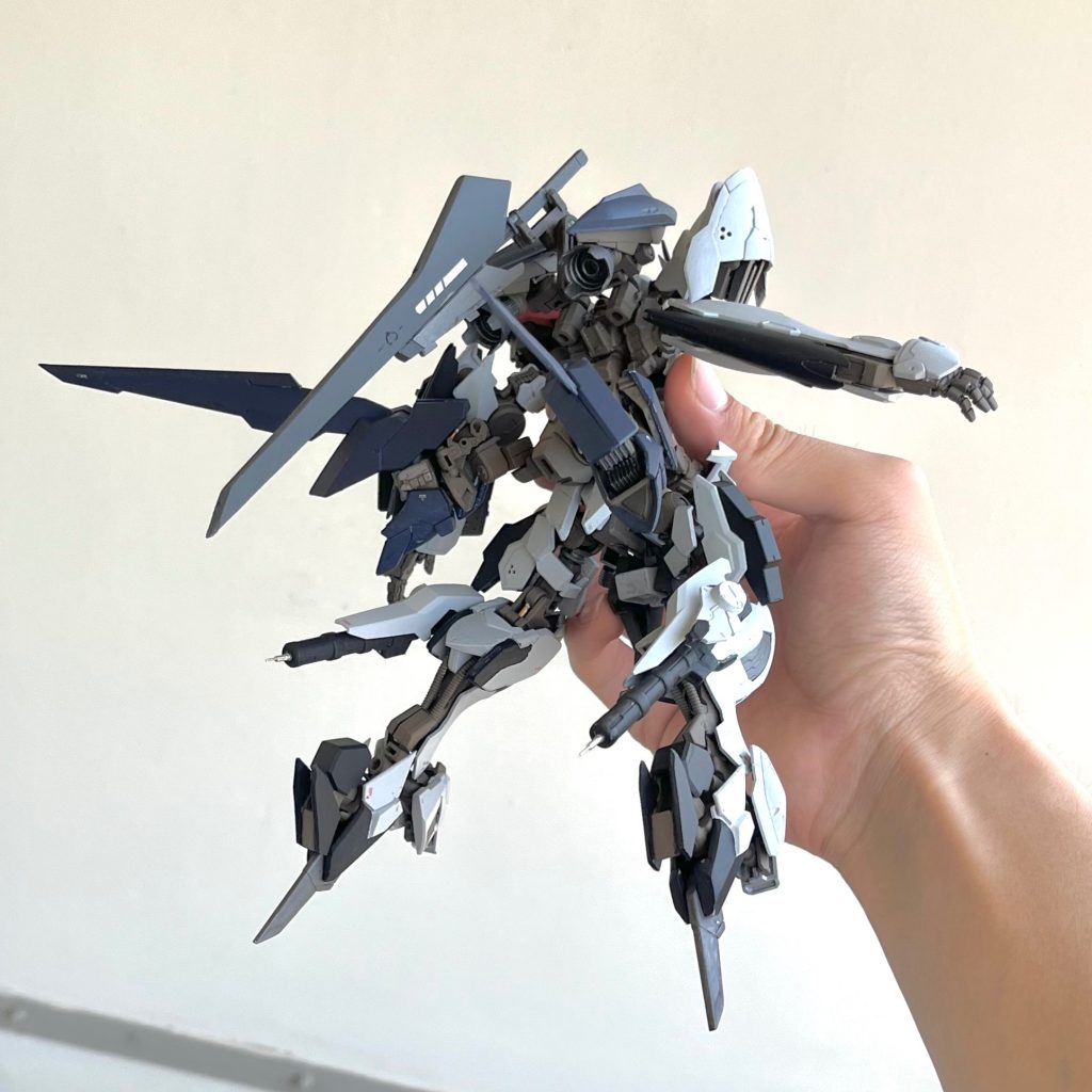背中いろんなパーツがうまく噛み合うよう試行錯誤しました。フレームに明るめの色を採用するのが個人的なトレンドです。