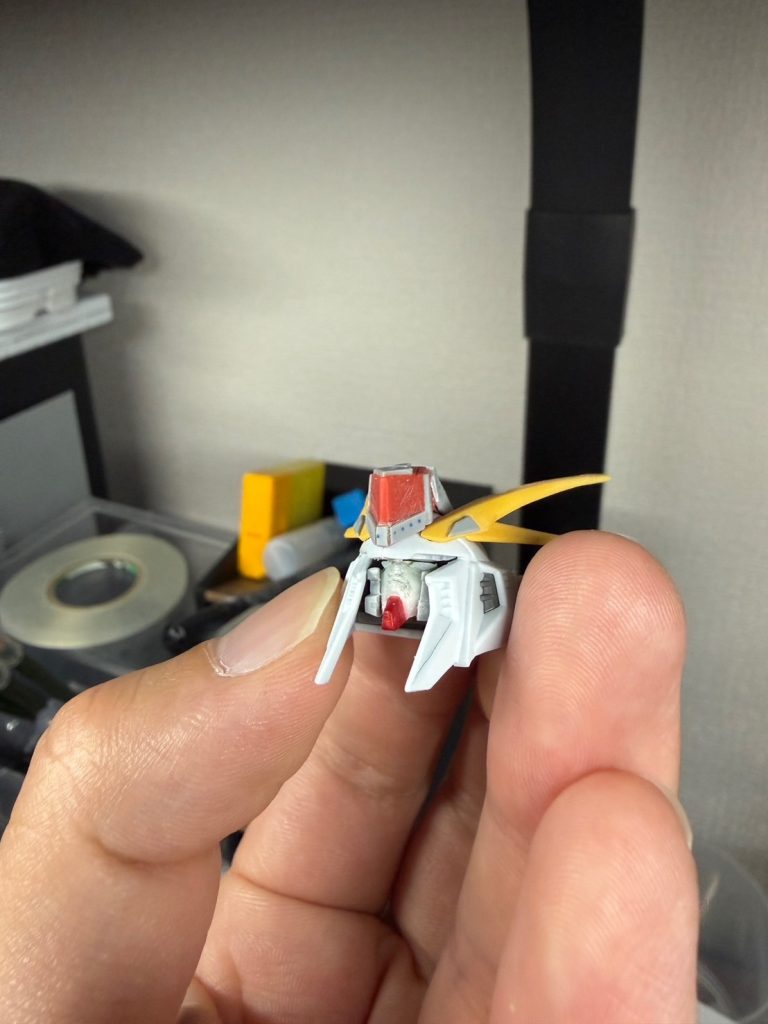 フェイスパーツはEGνガンダムをベースに頬当てをプラ板から自作しています。ツインアイもプラ板から自作しています。