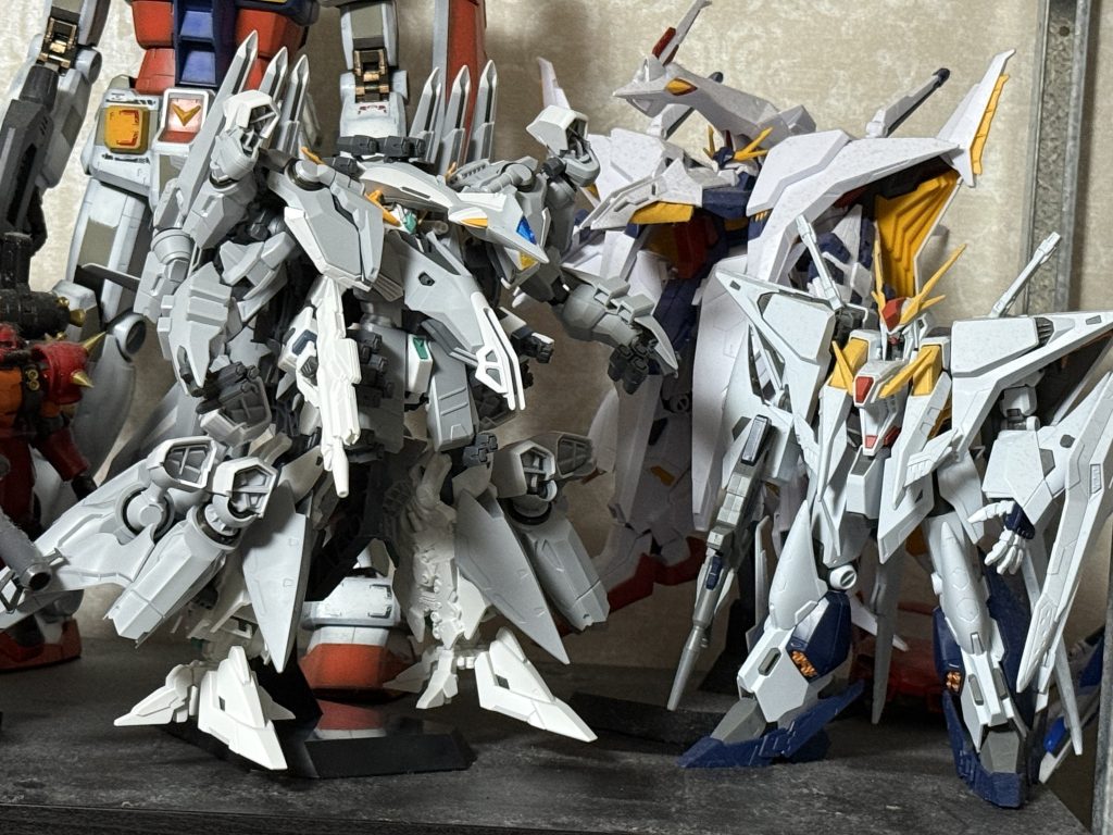作品名：でかい！<p>3機無理やり並べた！ 中身の量産型νガンダムはすぐ作ったけど、外身がなかなか進まず、ちょこちょこ進めてやっとできた！</p>
