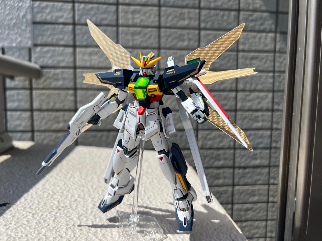 背面のリフレクター展開→ガンダムマーカーのイエローゴールドをペンのまま直塗り