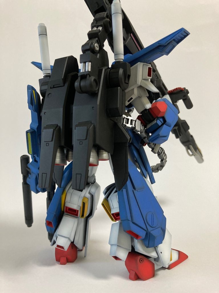 脚のアーマーは裏側がスカスカなので、しっかり埋めましたメガキャノンはバックパックにアームで接続しています