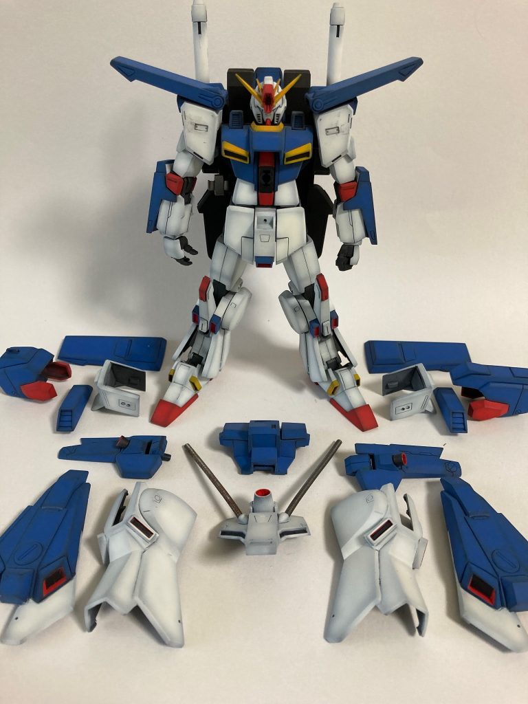 旧キットのアーマーを着せるため、部分的にパーツを外します