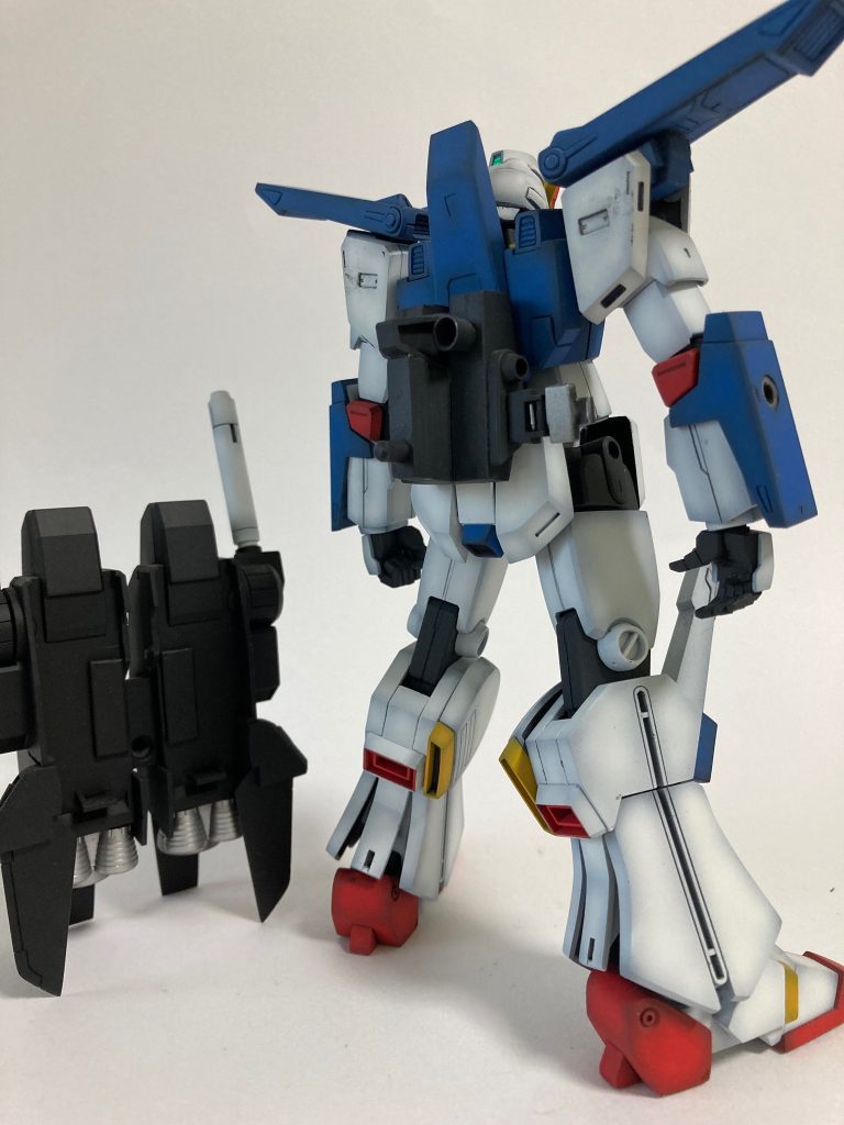 バックパックが背中にべったり着くと、腕の可動等ですごくジャマなので、画像のようにスペーサーパーツを作成しています腰のリアアーマーは本来はありませんが、オシリが丸出しになるので自作しました（旧キット本体のフロントアーマーを加工）