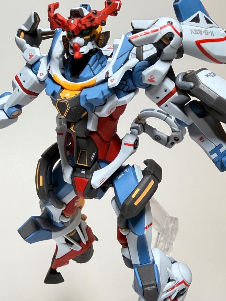 ガンダムデカールと手持ちのコーションデカールを適当に貼りました。デカールはバランスが難しいですね。ついつい貼り過ぎそうになります。