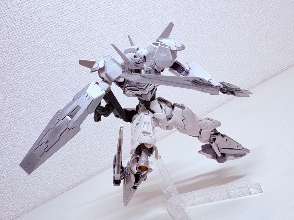 実体剣と小型シールドを装備。